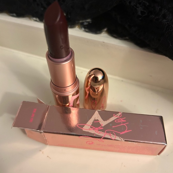 Luxurious Dark lipstick it was limited edition Gorgeous color - Picture 2 of 4